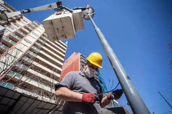 Potencian iluminación en barrios, plazas y paseos en Mar del Plata