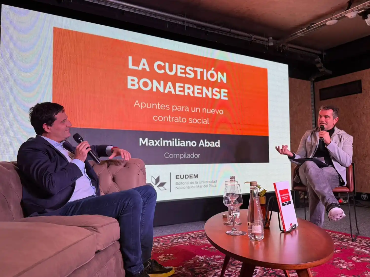 Maximiliano Abad presentó su libro en un conversatorio junto al periodista Paulino Rodrigues.