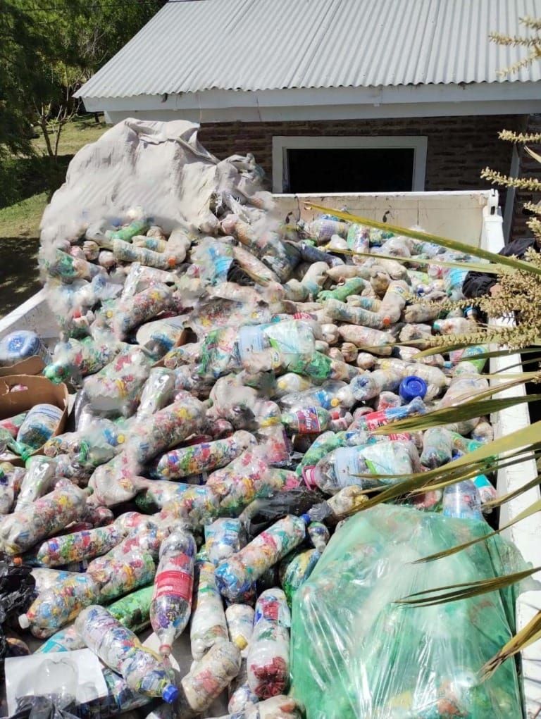 Entregaron 4300 kilos de botellas rellenas con plásticos a la Fundación Botellas de Amor