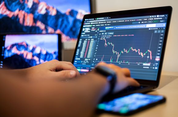 El “riesgo país” cae por debajo de los 1200 puntos, la cifra más baja desde 2020