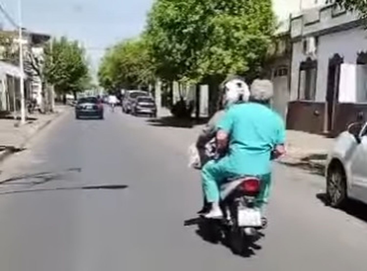 Una ambulancia se llevó a los accidentados pero se “olvidó” del médico: Lo tuvo que llevar un motoquero