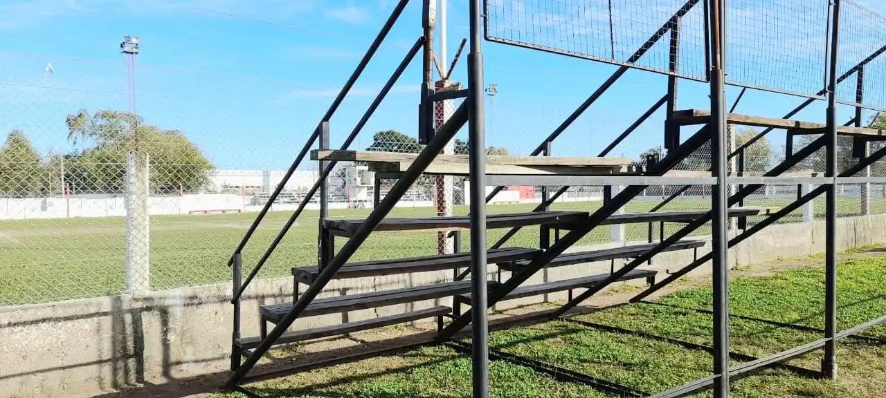 Ya están colocadas la tribunas en cancha de Barrio Norte. El presidente Fabricio Castañeda aspira a que se una fiesta del fútbol local.