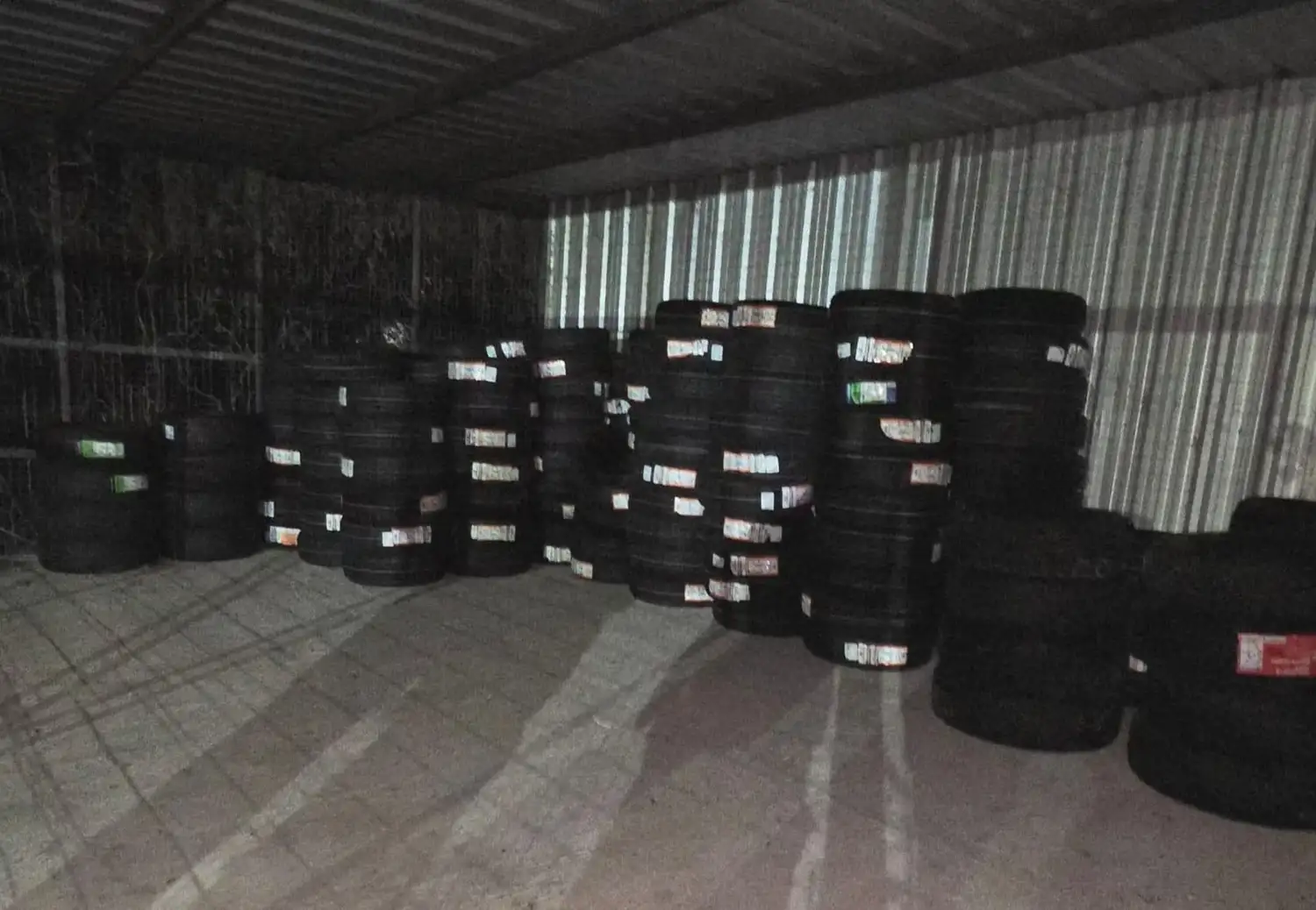 APREHENDIERON A TRES PERSONAS CON MÁS DE 200 CUBIERTAS SIN DOCUMENTACIÓN Y UNA DE ELLAS HABRÍA INTENTADO SOBORNAR A LA POLICÍA