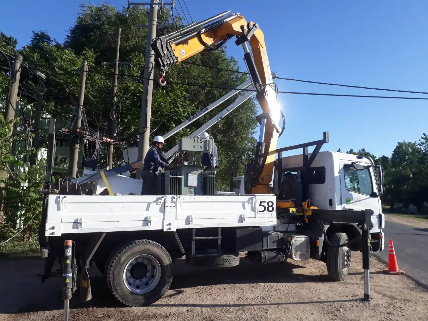 Tras los daños provocados por un camión, restablecieron la electricidad en Pueblo Belgrano