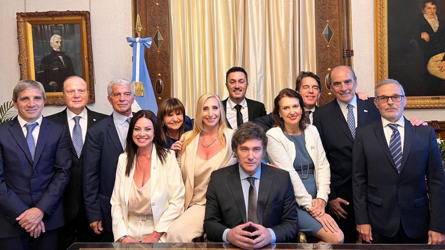 Milei le tomó juramento a sus ministros en el Salón Blanco de Casa de Gobierno