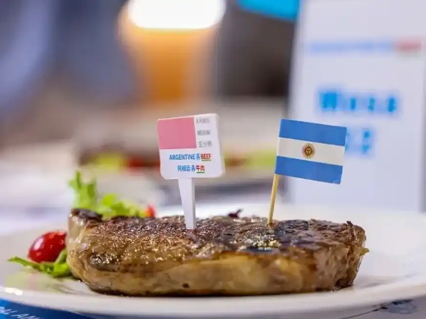 Estados Unidos y la Unión Europea impulsan la demanda, mientras el consumo doméstico continúa retrocediendo.