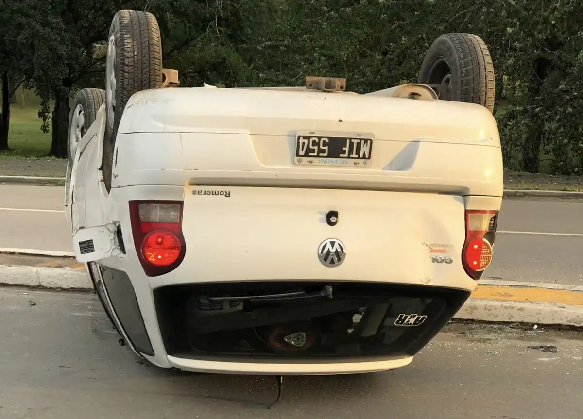 Volcaron nuevamente en las inmediaciones del Lago del Fuerte y se viralizaron las imágenes