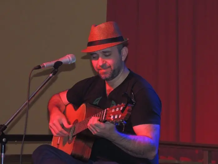 Noche de ritmos latinos con el artista Marcelo Zaffe