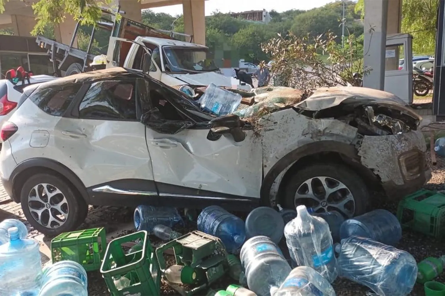 Camión repartidor cae de un puente y aplasta autos y motos en un barrio privado de Córdoba