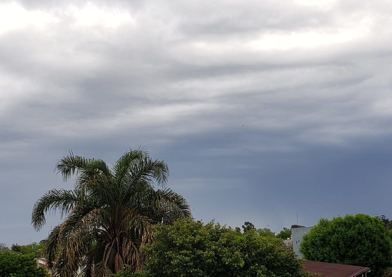 Para hoy se pronostican chaparrones aislados y se espera un fin de semana largo con lluvia