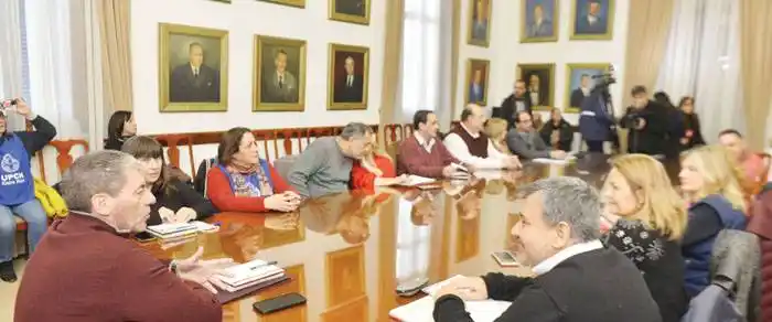 La provincia convocó a los gremios estatales y docentes para la semana que viene