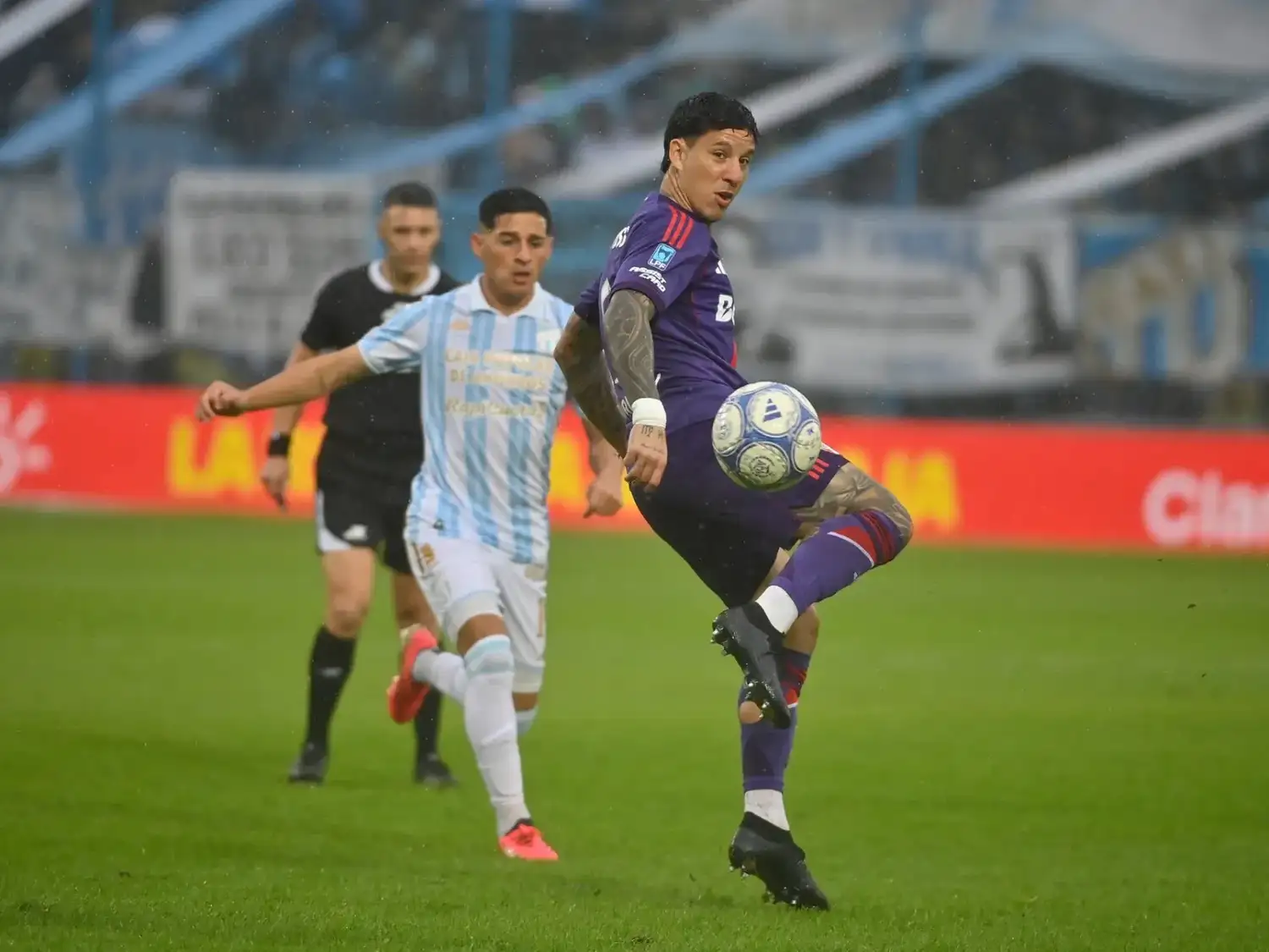 River se llevó un triunfo valioso bajo la lluvia.