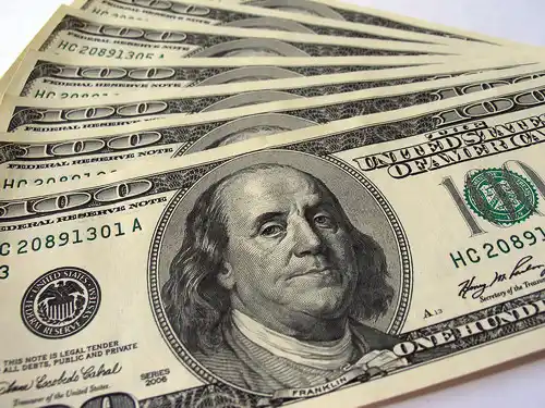 Dólar: Oficial sigue estable a $8,01 y blue sube a $10,40