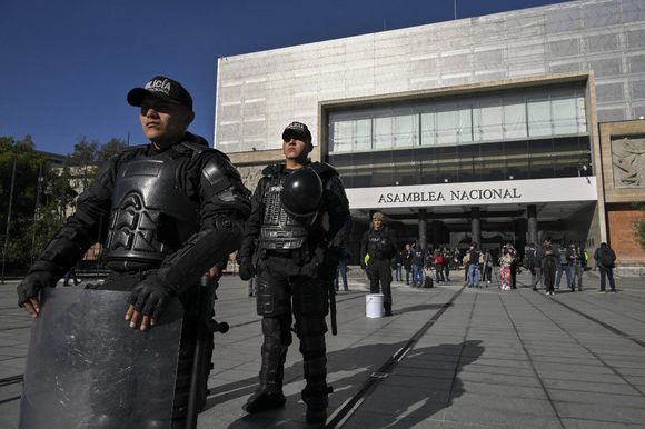 ¡IZQUIERDA ACUSA DE «AUTOGOLPE»! Fuerzas de seguridad toman instalaciones del Congreso en Ecuador (+FOTOS)
