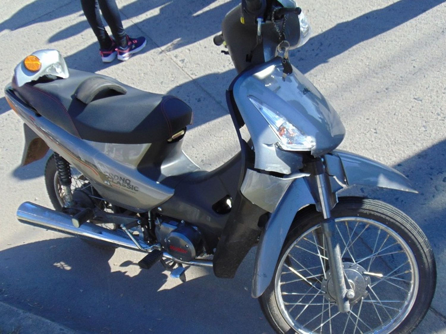 La moto en la que circulaba la menor de edad herida.