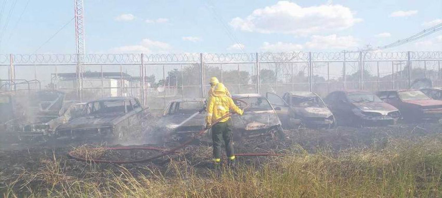 Quema de pastizal en el barrio 7 de Mayo alcanzó
a 11 vehículos en desuso