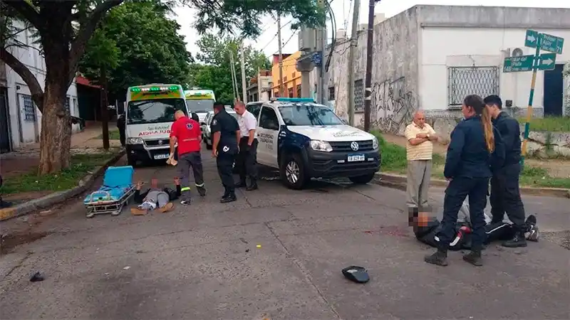 Un delincuente murió al chocar en una moto robada contra un patrullero