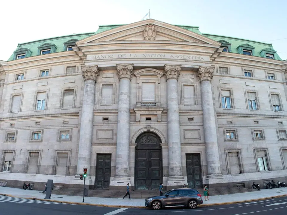 Milei firmó el decreto que transforma al Banco Nación en una sociedad anónima