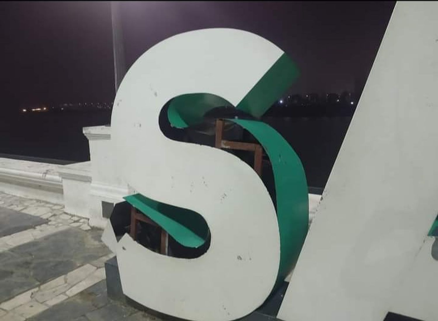 Fueron vandalizadas las letras corpóreas “Santa Fe” ubicadas en la costanera santafesina