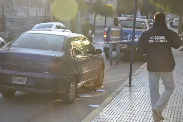 Intentaba abrir un vehículo en pleno centro y le encontraron cocaína 
