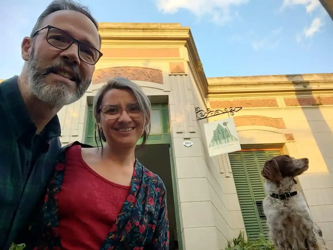 Silvia Melo, en el frente de Casa de la Palmera, junto a su compañero Enrique Sarraquigne y Mechi.