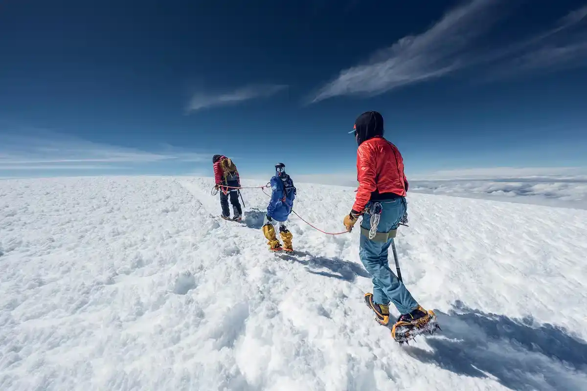 Fotografía del 5 de Junio de 2026 cedida por David Gutiérrez del robot humanoide llamado Pemba (c) en la cumbre del volcán Chimborazo