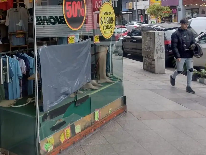 Según vecinos del local, el robo se registró alrededor de las 05:00.