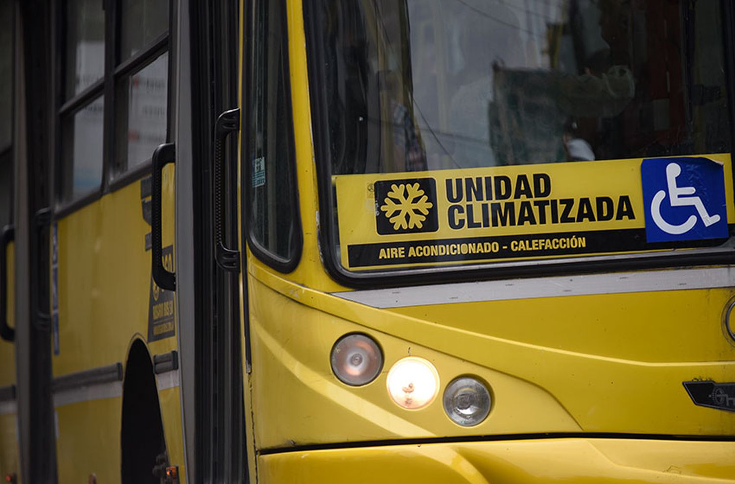 Nuevo ataque a un colectivo de línea: cinco jóvenes rompieron el vidrio de un piedrazo
