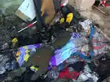 Los restos del incendio que consumió prendas de vestir y pertenencias de la familia.