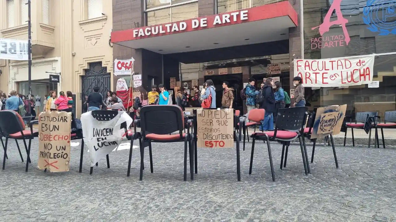 Los alumnos, con el acompañamiento de comunidad educativa de facultad, intervienen el espacio público para visibilizar el reclamo.