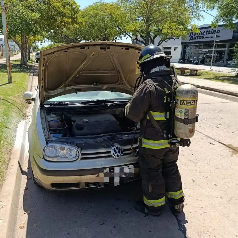 Principio de incendio en un automóvil en Rafaela: actuaron bomberos del Cuartel Norte