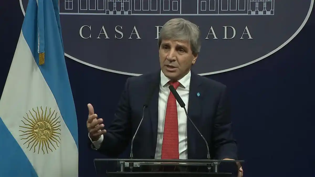 El ministro Luis Caputo al anunciar el Plan Colchón.