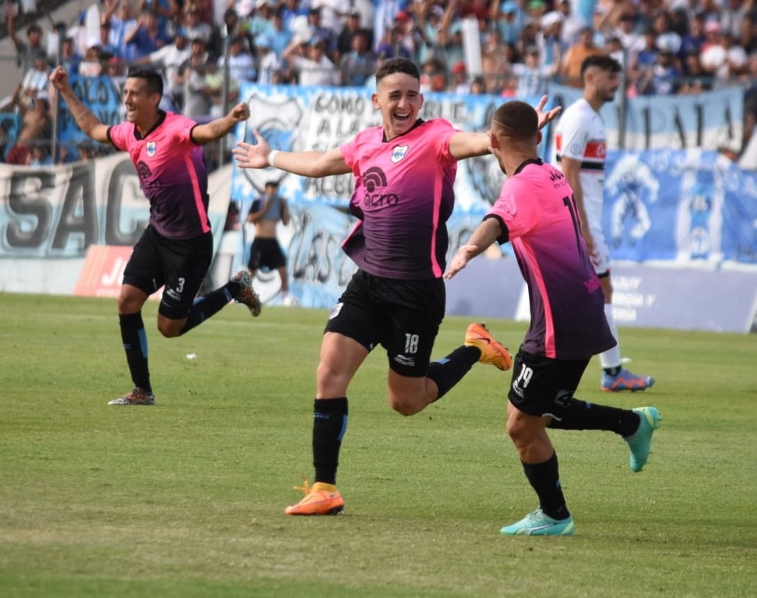 Chacarita perdió, pero sigue arriba en la Zona B
