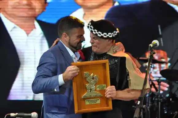Otorgaron el "Cachencho de bronce" a Tarragó Ros en el Festival de Federal