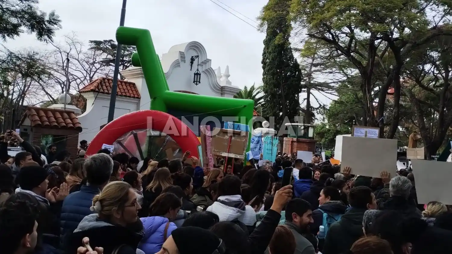 masivo reclamo en la Quinta de Olivos