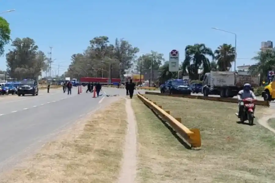 Accidente fatal en RN 11: al salir de una estación de servicios, un camión aplastó a un ciclista
