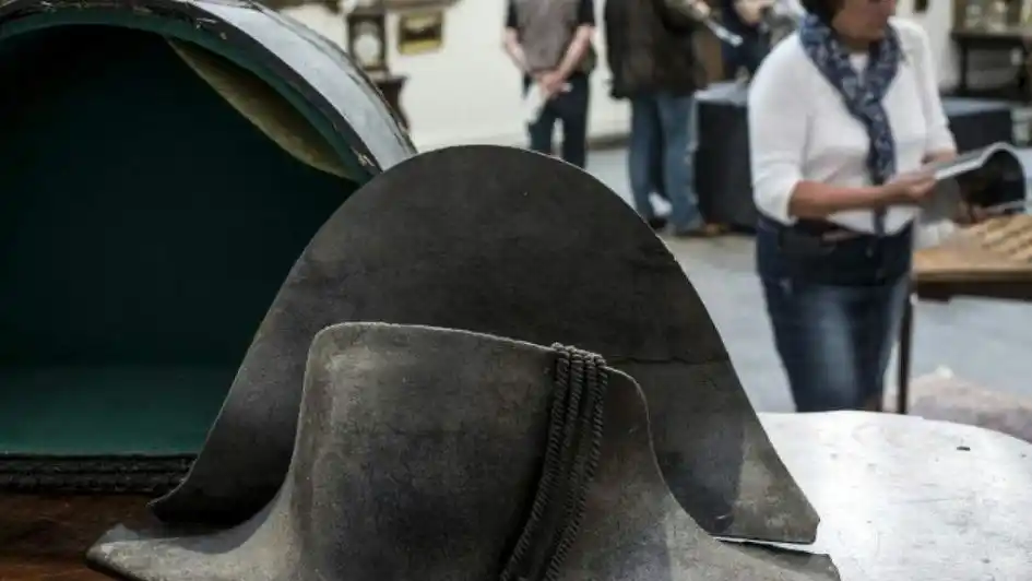 Pagaron 350 mil euros por un supuesto sombrero de Napoléon