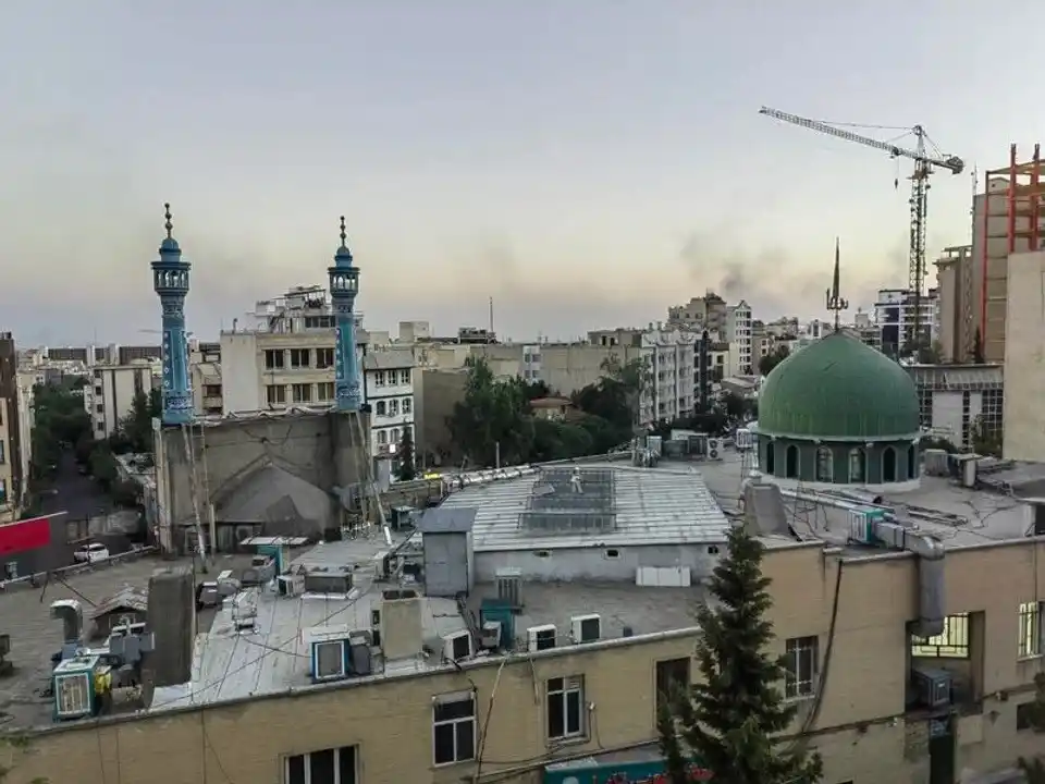 Una oleada de misiles iraníes impactó en Haifa e Israel prevé acciones prolongadas