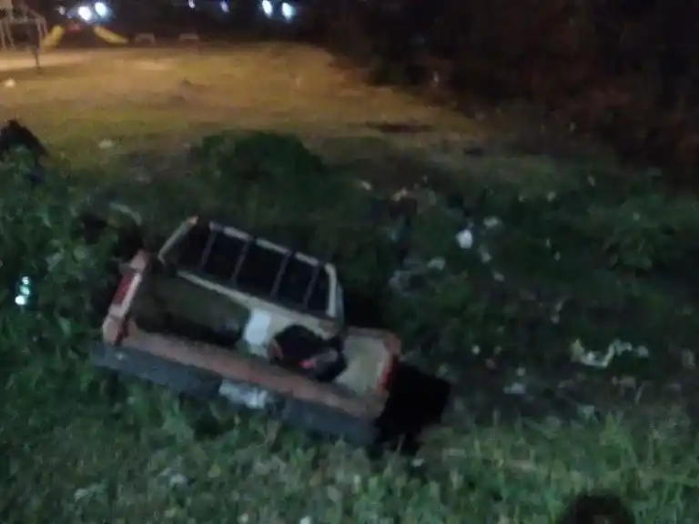 Una camioneta cayó a un arroyo tras chocar contra un puente y una mujer terminó hospitalizada