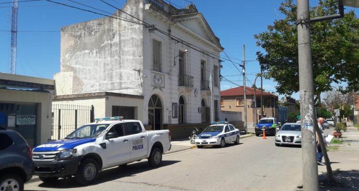 Aguardan el traslado para dos policías que tomaron imágenes en los calabozos de la Comisaría y las publicaron en redes sociales