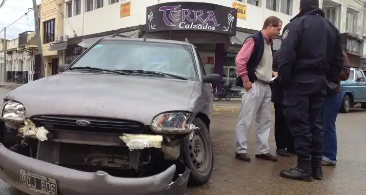 Dos autos chocaron en el centro de la ciudad, uno se dio a la fuga