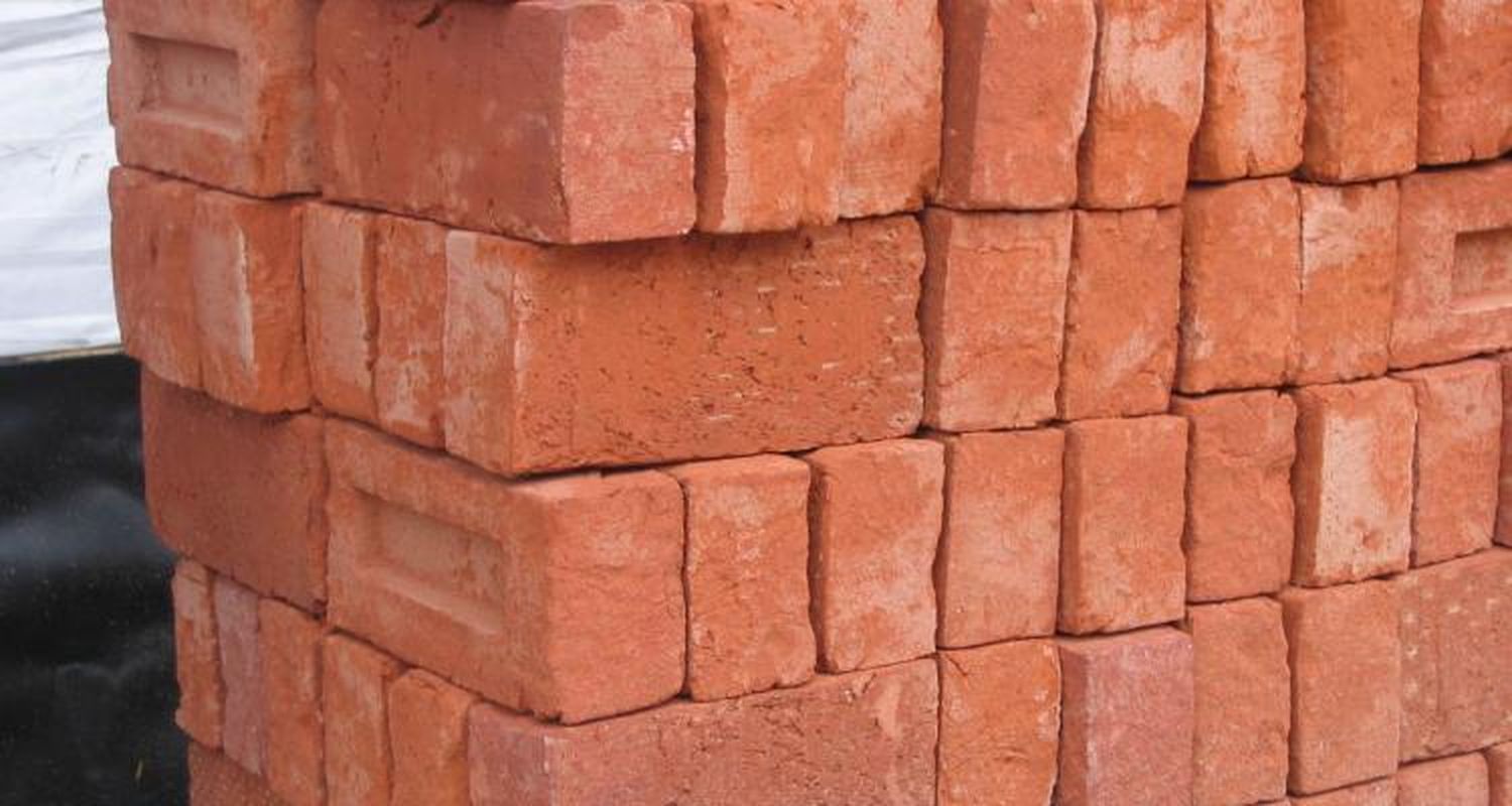 Apresaron a dos hombres que robaron 116 ladrillos de una obra en construcción