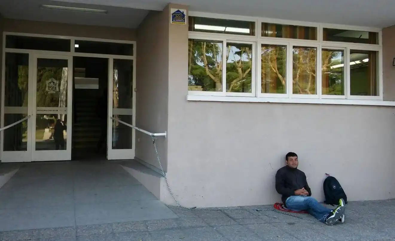 Se encadenó en la Municipalidad de Arrecifes para pedir "trabajo digno"