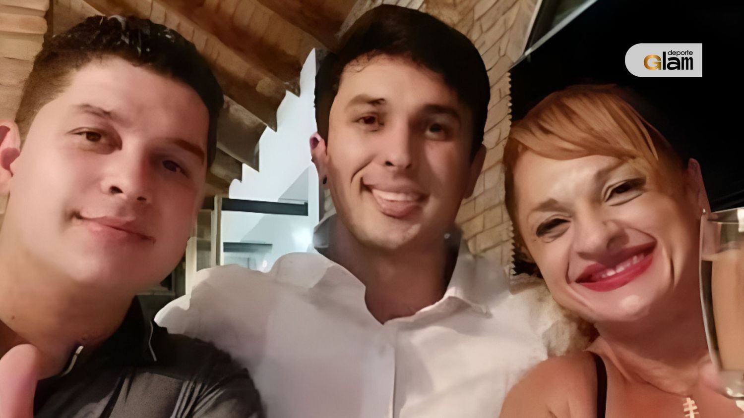 Alejandra junto a sus hijos Alexis y Alejandro, en medio de un festejo familiar (Foto: web)