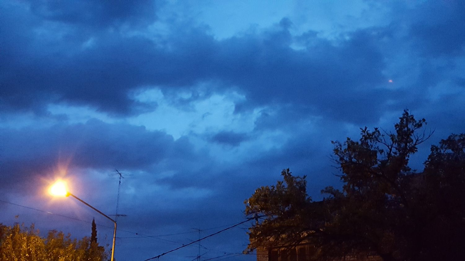 Rige un alerta por tormentas fuertes