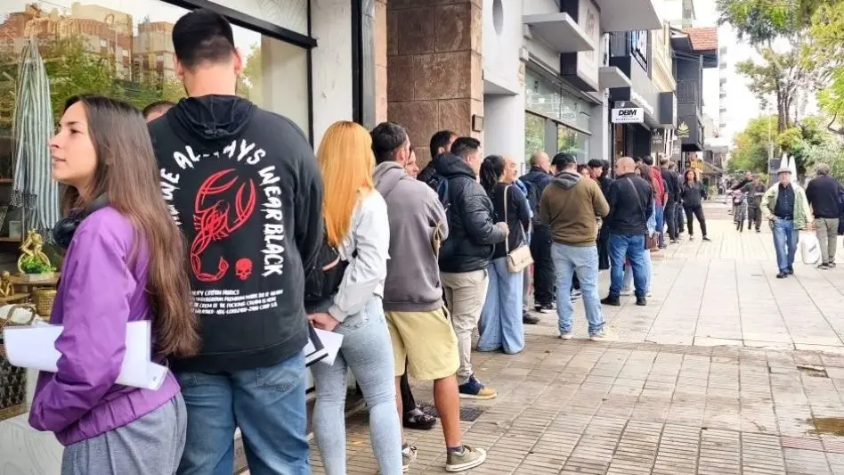 'Dos cuadras de cola para dejar un CV: buscan empleados para un local y la fila comenzó a las 3 de la mañana'