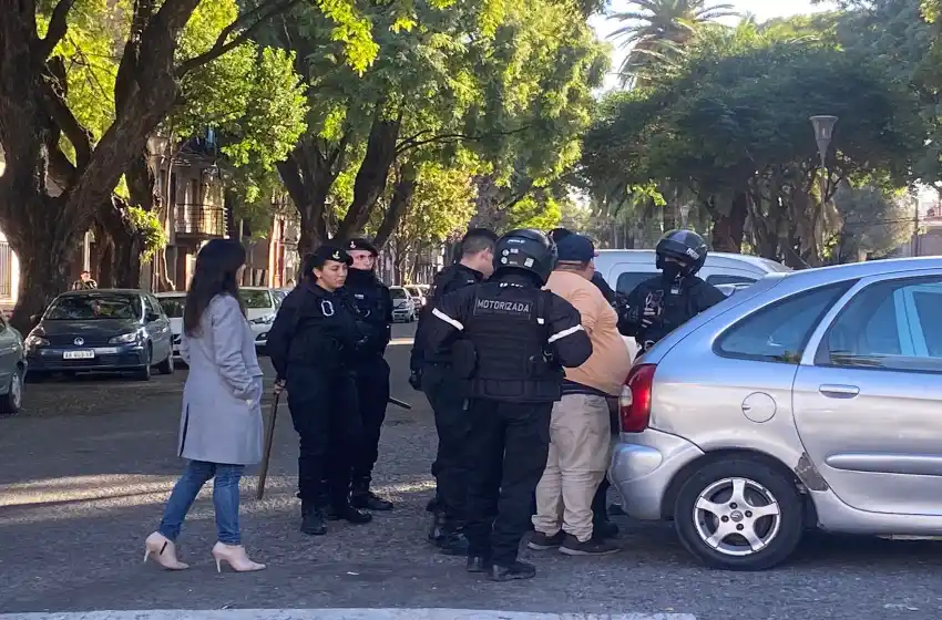 Vecinos de inmediaciones del hospital Centenario denuncian a trapitos por extorsiones y robos a domicilios