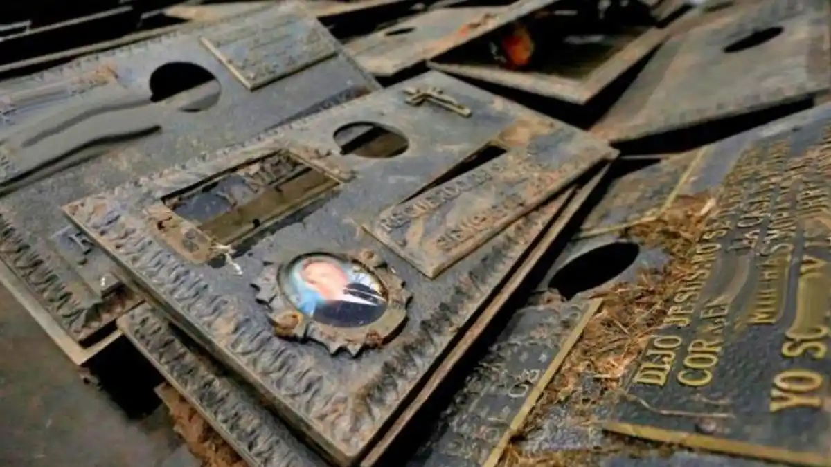Detienen al papá con su hijo mientras robaban placas en el cementerio