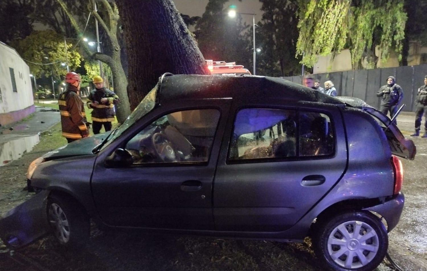 Un joven de 22 años falleció tras impactar su auto contra un árbol en el Parque Independencia