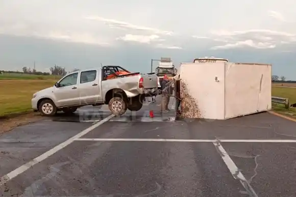 Autovía 19: una camioneta perdió el control de su casilla remolque y la terminó volcando